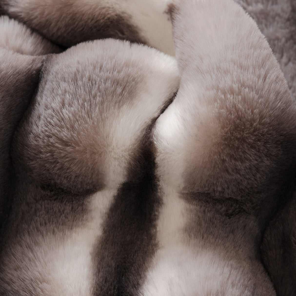 Ultra Soft Faux Fur Couch Cover – Large, Fluffy, and Elegant Sofa Throw Blanket