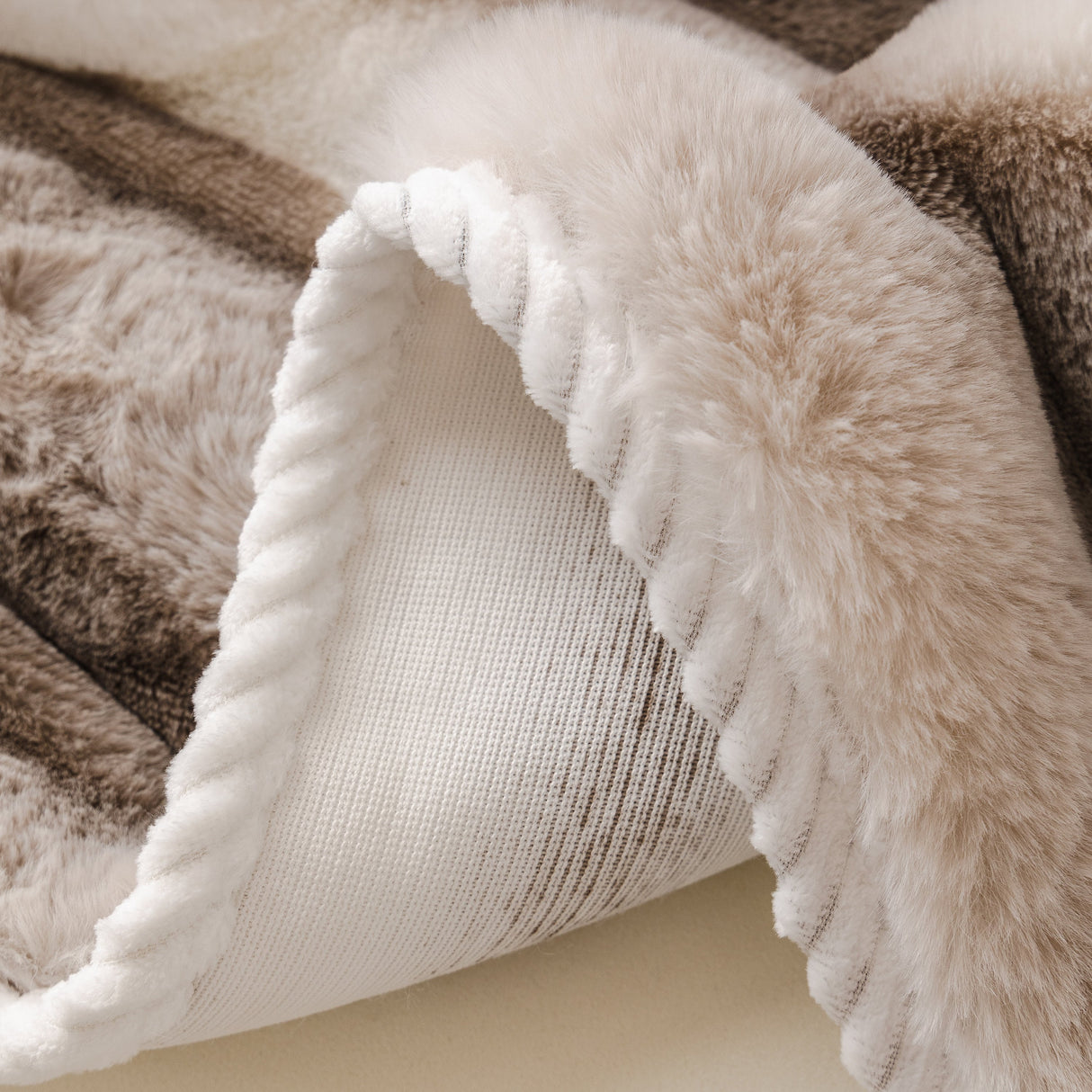 Ultra Soft Faux Fur Couch Cover – Large, Fluffy, and Elegant Sofa Throw Blanket