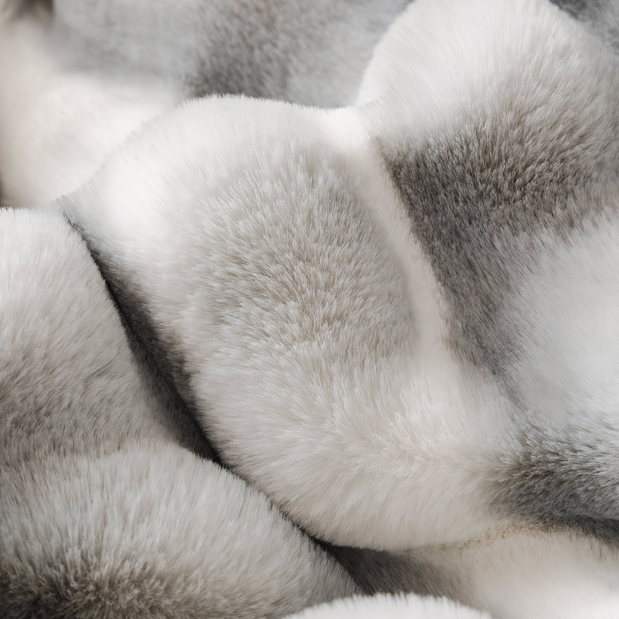 Ultra Soft Faux Fur Couch Cover – Large, Fluffy, and Elegant Sofa Throw Blanket