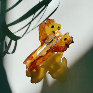 Velvet Claws Golden Horse Hair Claw