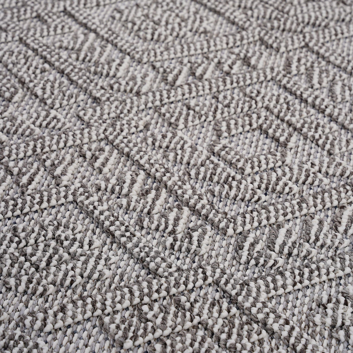 Guros - 6' X 9' Traditional Indoor / Outdoor Area Rug - White