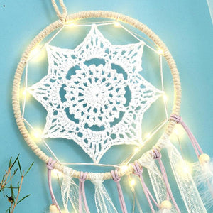 LED Dream Catcher Lamp Flying Wind Chimes Lighting Dream-catcher Handmade Ornaments Traditional Gifts Feather Pendant Romantic Creative Wall Hanging Home Wall Decoration Ornament Craft Native American Style