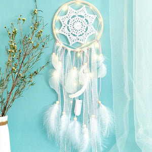 LED Dream Catcher Lamp Flying Wind Chimes Lighting Dream-catcher Handmade Ornaments Traditional Gifts Feather Pendant Romantic Creative Wall Hanging Home Wall Decoration Ornament Craft Native American Style